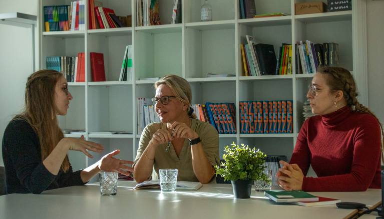 Bild mit Victoria in einer Mediations-Situation mit zwei Klientinnen.